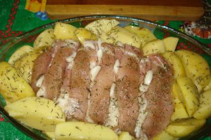 Muschiulet de porc impanat cu sunca si usturoi cu cartofi noi