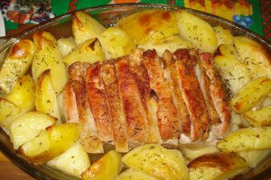 Muschiulet de porc impanat cu sunca si usturoi cu cartofi noi