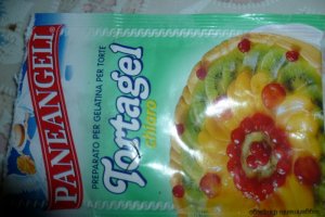 Prajitura cu cirese amare si jeleu de capsuni