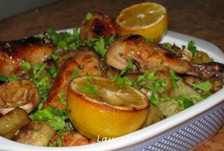Pulpe de pui la cuptor cu usturoi si cartofi cu ierburi aromate