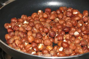 Unt de alune de padure