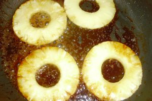 Rondele de ananas cu crema fina de branza