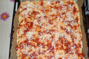 Pizza cu blat pufos