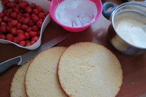 Tort cu crema de vanilie si capsuni