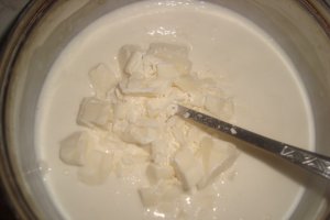 Tort de clatite cu ciocolata si frisca