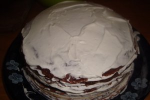 Tort de clatite cu ciocolata si frisca