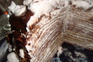 Tort de clatite cu ciocolata si frisca