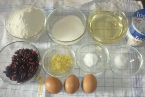 Briose cu iaurt si fructe de padure