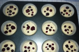 Briose cu iaurt si fructe de padure