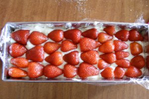 Tort de vara cu piscoturi si capsuni