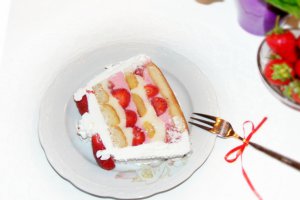 Tort de vara cu piscoturi si capsuni