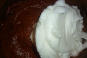 Brownie cu piersici