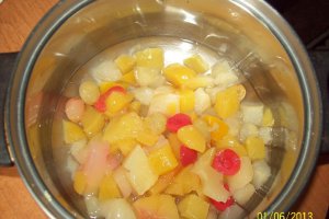 Tort cu fructe si frisca