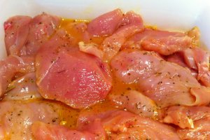 Friptura de pui in sos de vin si salvie