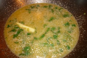 Ravioli cu ciuperci in sos de unt si salvie