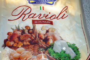 Ravioli cu ciuperci in sos de unt si salvie