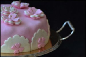 Tort cu ciocolata alba si crema de zmeura