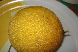 Salata de fructe in coaja de pepene