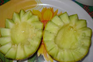 Salata de fructe in coaja de pepene