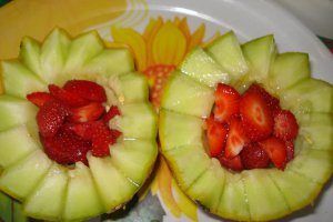 Salata de fructe in coaja de pepene