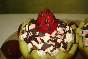 Salata de fructe in coaja de pepene