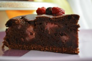 Tort de ciocolata, capsuni si maioneza