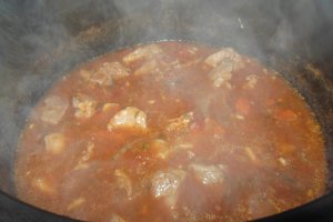 Tocanita din cotlet de porc cu ceapa verde si rosii