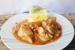 Tocanita din cotlet de porc cu ceapa verde si rosii