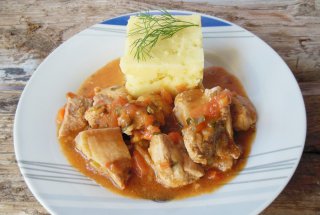 Tocanita din cotlet de porc cu ceapa verde si rosii