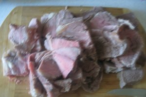 Cartofi noi cu carnita de vita in sos de rosii