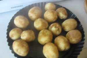 Cartofi noi cu carnita de vita in sos de rosii