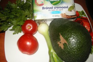 Avocado cu branza fina din lapte de capra
