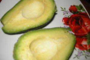 Avocado cu branza fina din lapte de capra
