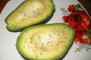 Avocado cu branza fina din lapte de capra