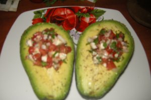 Avocado cu branza fina din lapte de capra