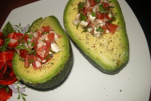 Avocado cu branza fina din lapte de capra