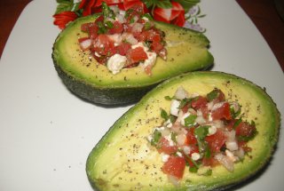 Avocado cu branza fina din lapte de capra