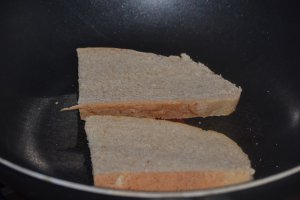Sandwich cu branza de capra cu verdeata