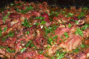 Carne de ied cu sos acrisor de rosii si vin