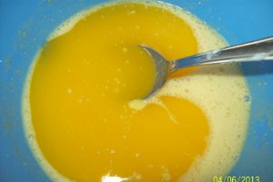 Biscuiti spritati cu cocos ,frisca si dulceata de mere