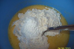 Biscuiti spritati cu cocos ,frisca si dulceata de mere