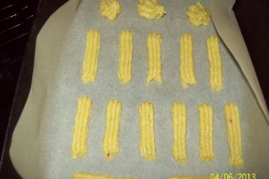 Biscuiti spritati cu cocos ,frisca si dulceata de mere