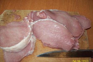Cotlet de porc in crusta de nuca si sos de mere si vin