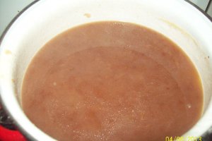 Cotlet de porc in crusta de nuca si sos de mere si vin