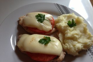 Piept de pui cu rosii si cascaval la cuptor