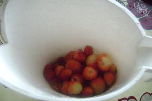 Milkshake din căpşuni banane şi kiwi