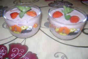 Milkshake din căpşuni banane şi kiwi