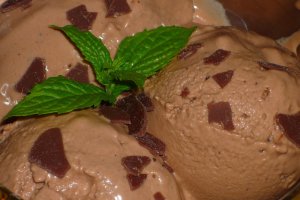 Inghetata cremoasa de ciocolata
