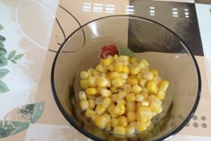 Omleta la cuptor cu porumb,ceapa verde si salam