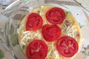 Omleta la cuptor cu porumb,ceapa verde si salam